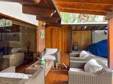 Casa de 1,150 m² con 7 Habitaciones, Terraza y 14 Estacionamientos en Sol de La Molina Etapa 1