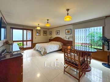 Casa de 1,150 m² con 7 Habitaciones, Terraza y 14 Estacionamientos en Sol de La Molina Etapa 1