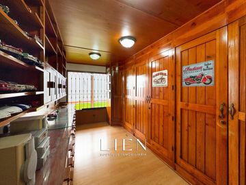 Casa de 1,150 m² con 7 Habitaciones, Terraza y 14 Estacionamientos en Sol de La Molina Etapa 1
