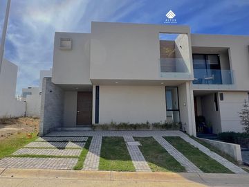 Casa en Venta en Valle Imperial Zapopan