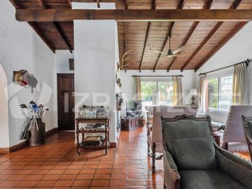 Casa en  esquina  Los  Lagartos
