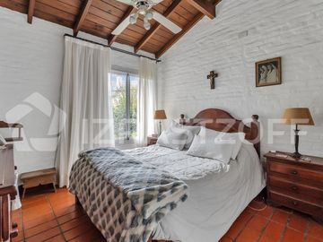 Casa en  esquina  Los  Lagartos
