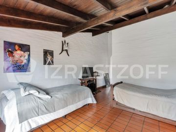 Casa en  esquina  Los  Lagartos
