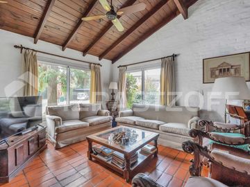 Casa en  esquina  Los  Lagartos