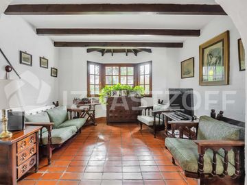Casa en  esquina  Los  Lagartos