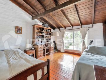 Casa en  esquina  Los  Lagartos