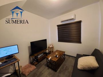 Casa con paneles al sur de la ciudad