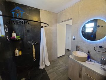 Casa con paneles al sur de la ciudad