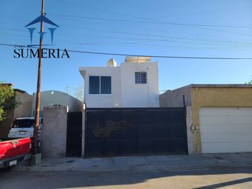 Casa con paneles al sur de la ciudad