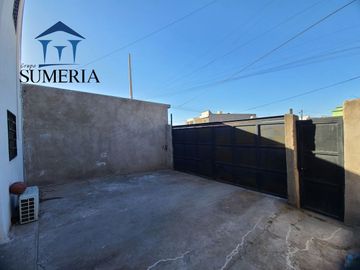 Casa con paneles al sur de la ciudad