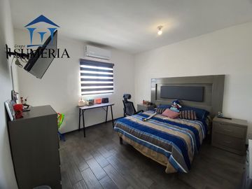 Casa con paneles al sur de la ciudad