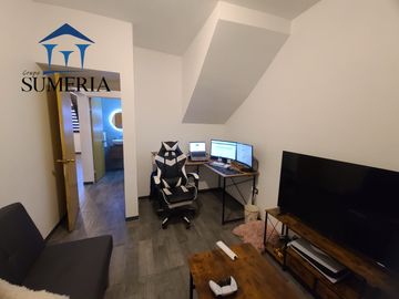 Casa con paneles al sur de la ciudad