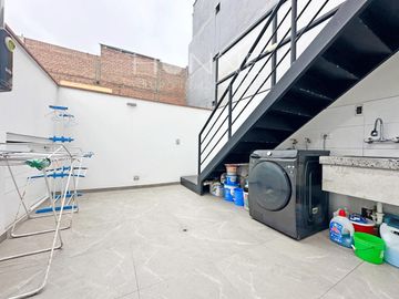 Casa en Surco remodelada de 4 pisos a $350,000