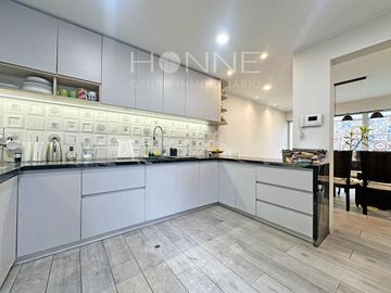 Casa en Surco remodelada de 4 pisos a $350,000