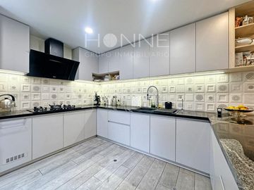 Casa en Surco remodelada de 4 pisos a $350,000