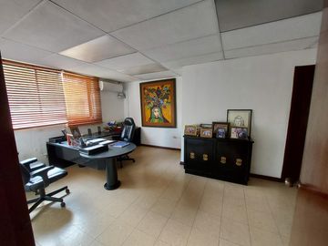 Venta de Local comercial y oficinas en centro de Guayaquil