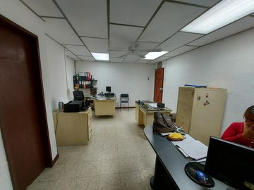 Venta de Local comercial y oficinas en centro de Guayaquil
