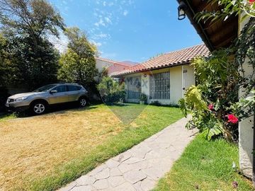 Casa con Amplio Terreno y Excelente Ubicación