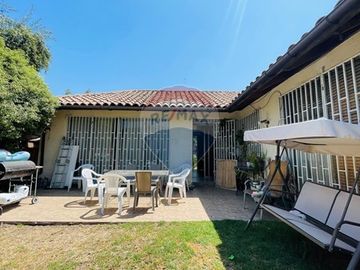 Casa con Amplio Terreno y Excelente Ubicación