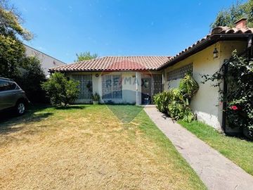 Casa con Amplio Terreno y Excelente Ubicación