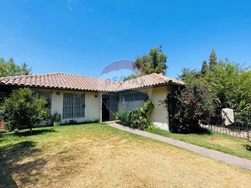 Casa con Amplio Terreno y Excelente Ubicación