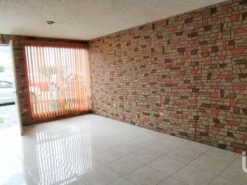 Casa con recámara en planta baja y jardín en Villa Floresta, San Andrés Cholula