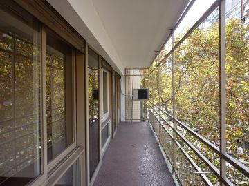 Vende departamento con habitación de servicio, baulera y guardacoche, Recoleta.