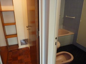 Vende departamento con habitación de servicio, baulera y guardacoche, Recoleta.