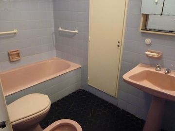 Vende departamento con habitación de servicio, baulera y guardacoche, Recoleta.