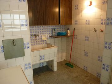 Vende departamento con habitación de servicio, baulera y guardacoche, Recoleta.