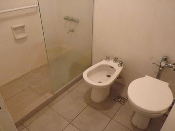 Vende departamento con habitación de servicio, baulera y guardacoche, Recoleta.