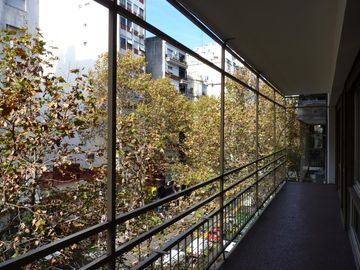 Vende departamento con habitación de servicio, baulera y guardacoche, Recoleta.