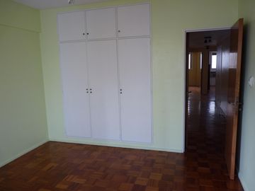 Vende departamento con habitación de servicio, baulera y guardacoche, Recoleta.