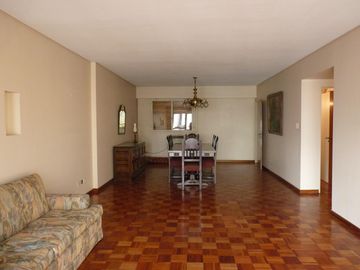 Vende departamento con habitación de servicio, baulera y guardacoche, Recoleta.