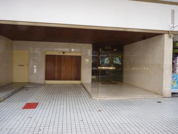 Vende departamento con habitación de servicio, baulera y guardacoche, Recoleta.