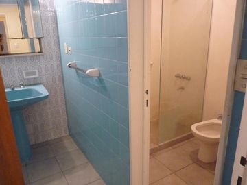 Vende departamento con habitación de servicio, baulera y guardacoche, Recoleta.
