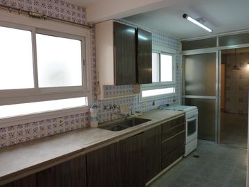 Vende departamento con habitación de servicio, baulera y guardacoche, Recoleta.