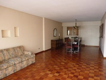 Vende departamento con habitación de servicio, baulera y guardacoche, Recoleta.