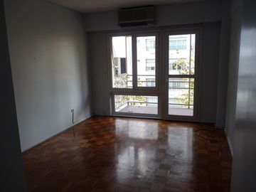 Vende departamento con habitación de servicio, baulera y guardacoche, Recoleta.