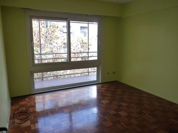 Vende departamento con habitación de servicio, baulera y guardacoche, Recoleta.