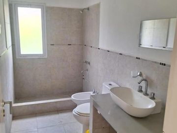 Casa en venta - 3 Dormitorios 3 Baños - Benavidez
