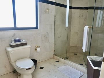 ¡Como Nueva! Casa con Jardín Privado en Zona Esmeralda