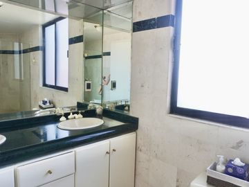 ¡Como Nueva! Casa con Jardín Privado en Zona Esmeralda