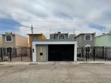 SE VENDE casa dos pisos con ampliaciones en El Campanario Mexicali