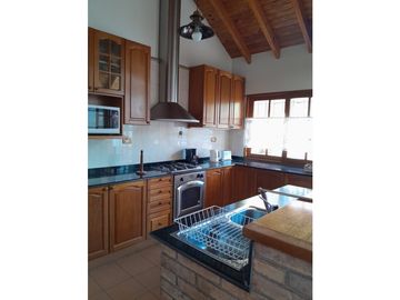 REALTYPLUS VENDE EXCELENTE CASA EN 6° SECCIÓN, CIUDAD,MZA