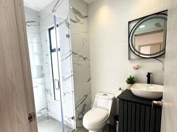 Hermosa y Moderna Casa Nueva en Cuenca Sector El Valle 5 Dorm 3,5 Baños