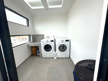 Hermosa y Moderna Casa Nueva en Cuenca Sector El Valle 5 Dorm 3,5 Baños