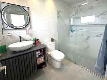 Hermosa y Moderna Casa Nueva en Cuenca Sector El Valle 5 Dorm 3,5 Baños