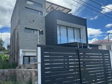 Hermosa y Moderna Casa Nueva en Cuenca Sector El Valle 5 Dorm 3,5 Baños