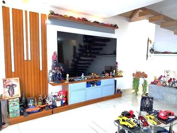 Hermosa y Moderna Casa Nueva en Cuenca Sector El Valle 5 Dorm 3,5 Baños